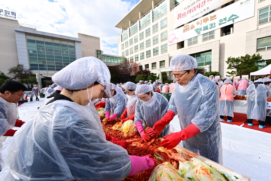 연수구는 지난 15일 구청 한마음광장에서 사회공헌기업, 다문화가족, 사회복지기관, 자원봉사자들이 함께 지역 내 취약계층의 따뜻한 겨울나기를 위한 2024 연수구 김장한마당을 개최했다